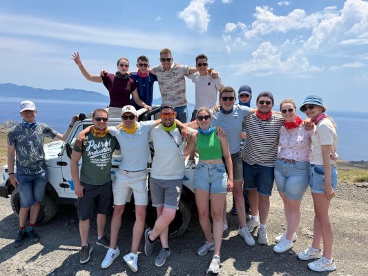 groep jongeren jeep